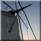 Een typische molen in de Alentejo, tegen het licht van de ondergaande zon
