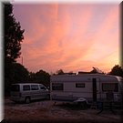 De zon komt nog net door de heiige wolkenvelden, achter onze caravan