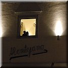 Moeder en kind genieten van de voordelen van het wonen aan de Praa da Repblica tijden het optreden van Celine da Piedade