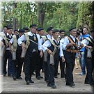 Het defil van de koorgroepen in de Gemeenetuin in Serpa, tijdens het Encontro de Culturas festival