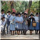 De zangkoren wandelen de gemeentetuin in