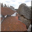 Een deel van de kasteelmuur - boven de ingang - dreigt al honderden jaren naar beneden te vallen