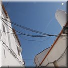 De stroomvoorziening in veel Portugese stadjes is vaak chaotisch opgezet...