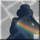 Een prisma gevuld met water zorgt voor een korte regenboog