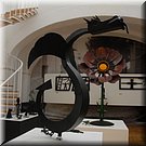 Kunstzinnigge vormen van allerlei ijzeren materialen en gereedschappen in de Galeria do Espírito Santo in Mouraitie 'Ressurgir' van Francisco Hermenegildo