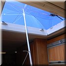 En dan is het zaak de zon buiten de caravan te houden!