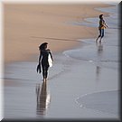 Een surfster bereidt zich voor op het Praia do Molhe Leste