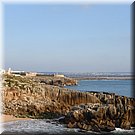 Praia do Porto de Arreia Sul met daarachter het fort van Peniche