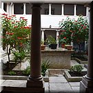 Intiem kloosterhofje in het 'Claustro do Convento de Santo Antonio' in Lourinhã