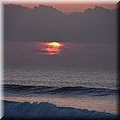 De zon komt nog even onder de wolken uit, op het strand van Areia Branca