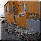 De huizen langs de Rua da Falésia in Peniche lijken ingepast tussen de rotsen
