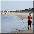 Het is er goed wandelen op het harde zand, al moet je wel een oogje op de golven houden