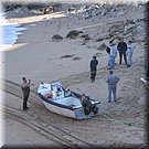 Met een takel wordt de boot te water gelaten