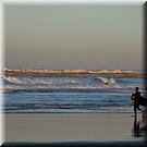 Enkele surfers, met Baleal op de achtergrond
