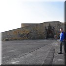 De poort van het fort aan de Largo Nossa Sra da Consolação ziet er massief en gesloten uit