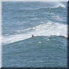 Ook op eerste kerstdag dobberen er twee surfers op de golven