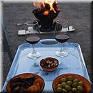 Op de camping is het tijd voor een aperitief én een vuurpotje