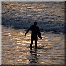 Ook tegen zonsondergang arriveren de surfers op het strand