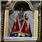 In de Ermita Nossa Senhora dos Remédios is Maria met de kerst gehuld in een met kant afgezette rode mantel